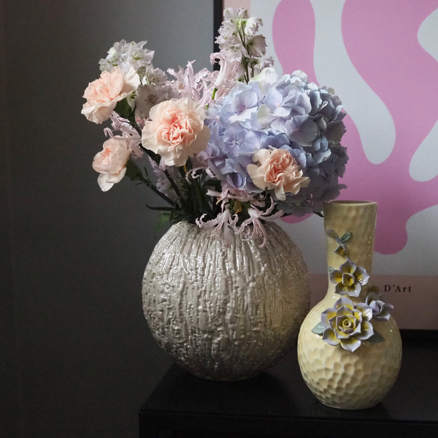 Vase med blomster skulptur