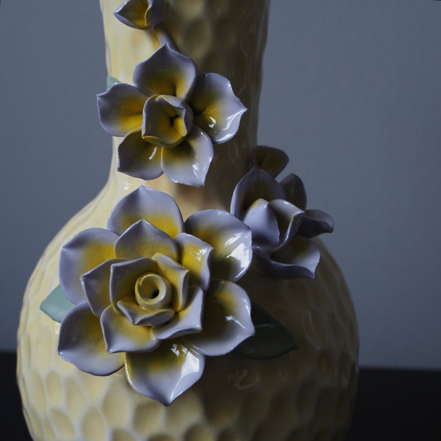 Vase med blomster skulptur
