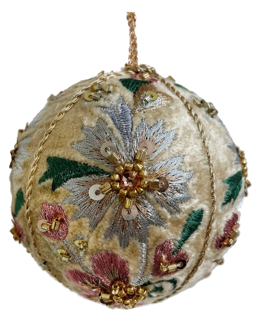 Julekule - Velvet ball cream with crocheted flowers 7cm