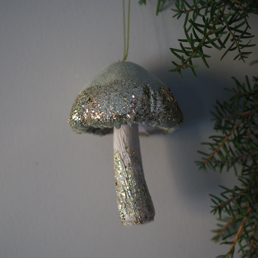 Julekule - Velvet mushroom ornament green with gold glitter 12cm